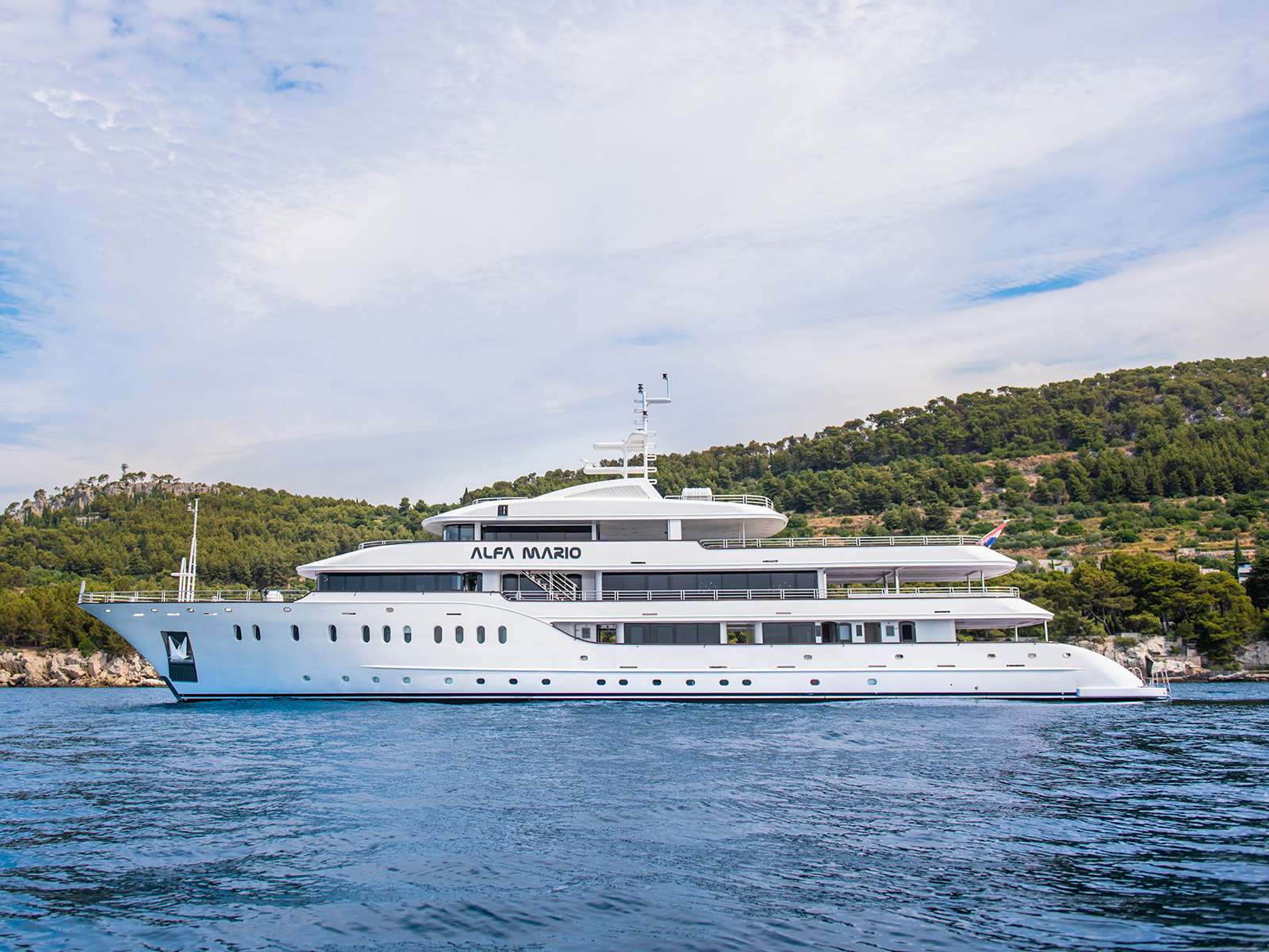 Embark on a Luxe Croatian Voyage Aboard the Alfa Mario - A Proud Part of Yacht Cloud's Portfolio