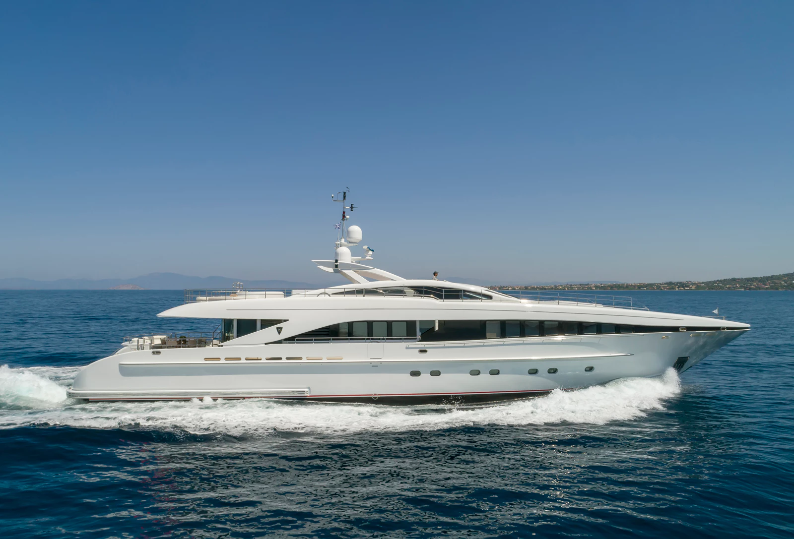 L'EQUINOX: Classic Elegance and Contemporary Style