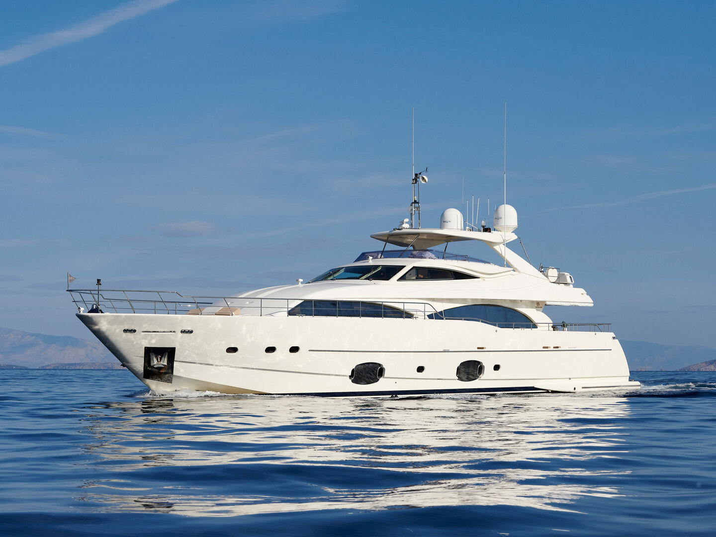 BEST OFF: Ferretti Custom Line Navetta 33