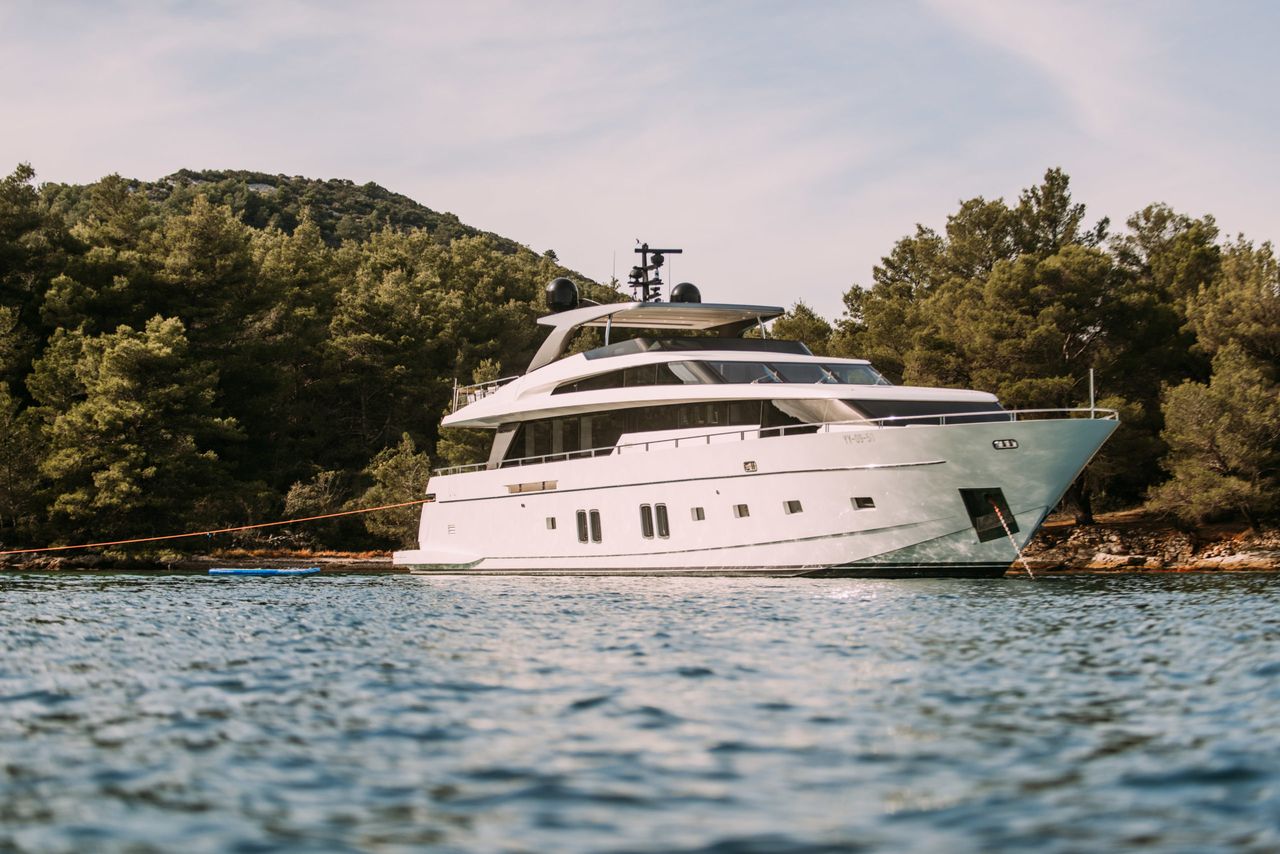 Charter 92ft Yacht ANDIAMO in Florida & Bahamas: Spacious Cockpit & Luxury Comfort
