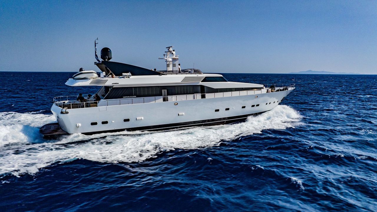 Discount: Charter the Luxurious m/y BELLINI in Greece