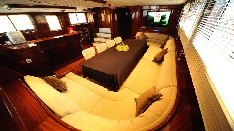 Interior of Dear Lila, photo 2