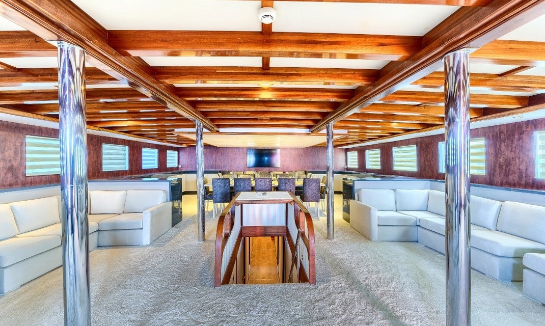 Elara I interior