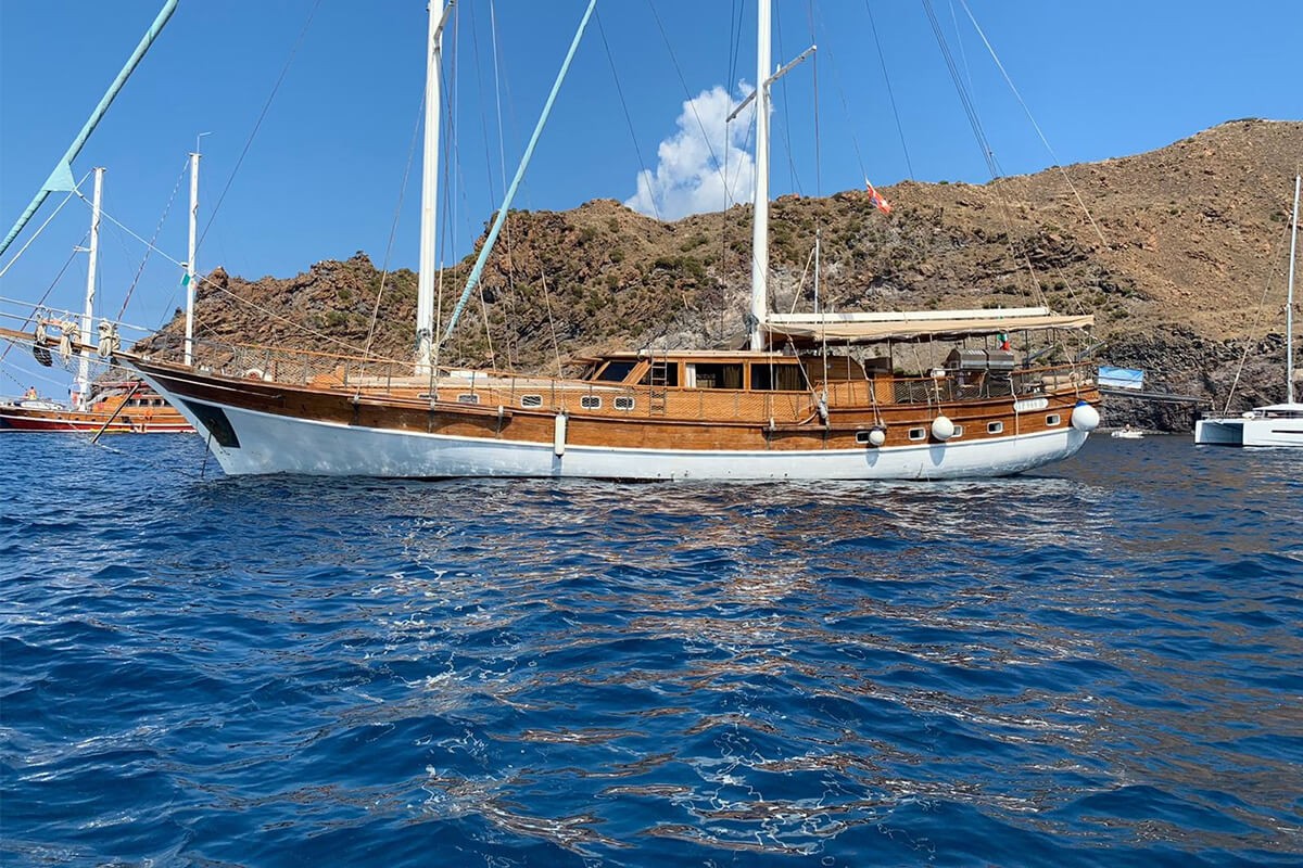 Hande Capo Galera — crewed gulet charter in Italy