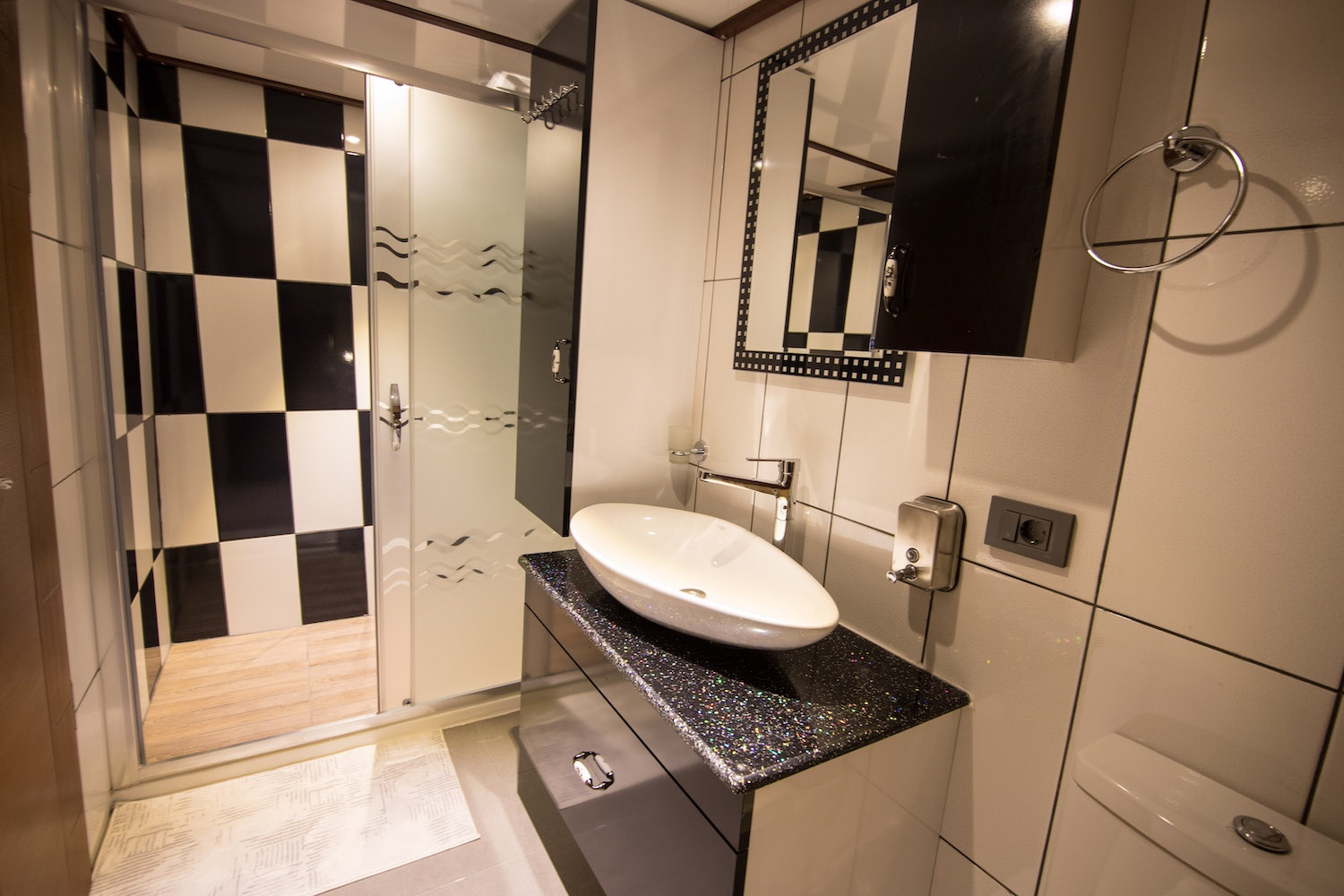 Nevra Queen interior
