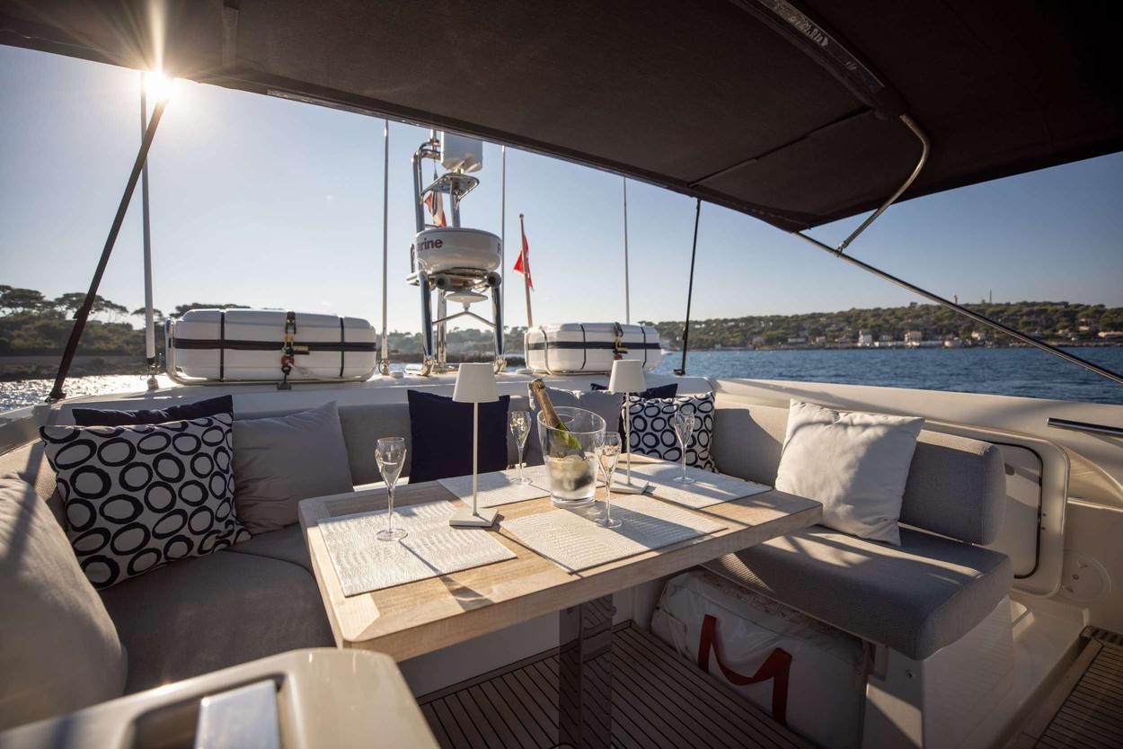 Apollonia dining