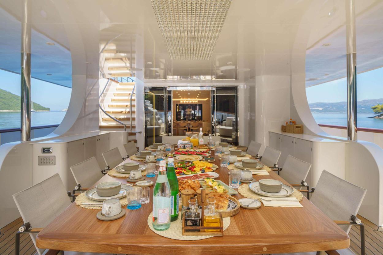 Maia interior